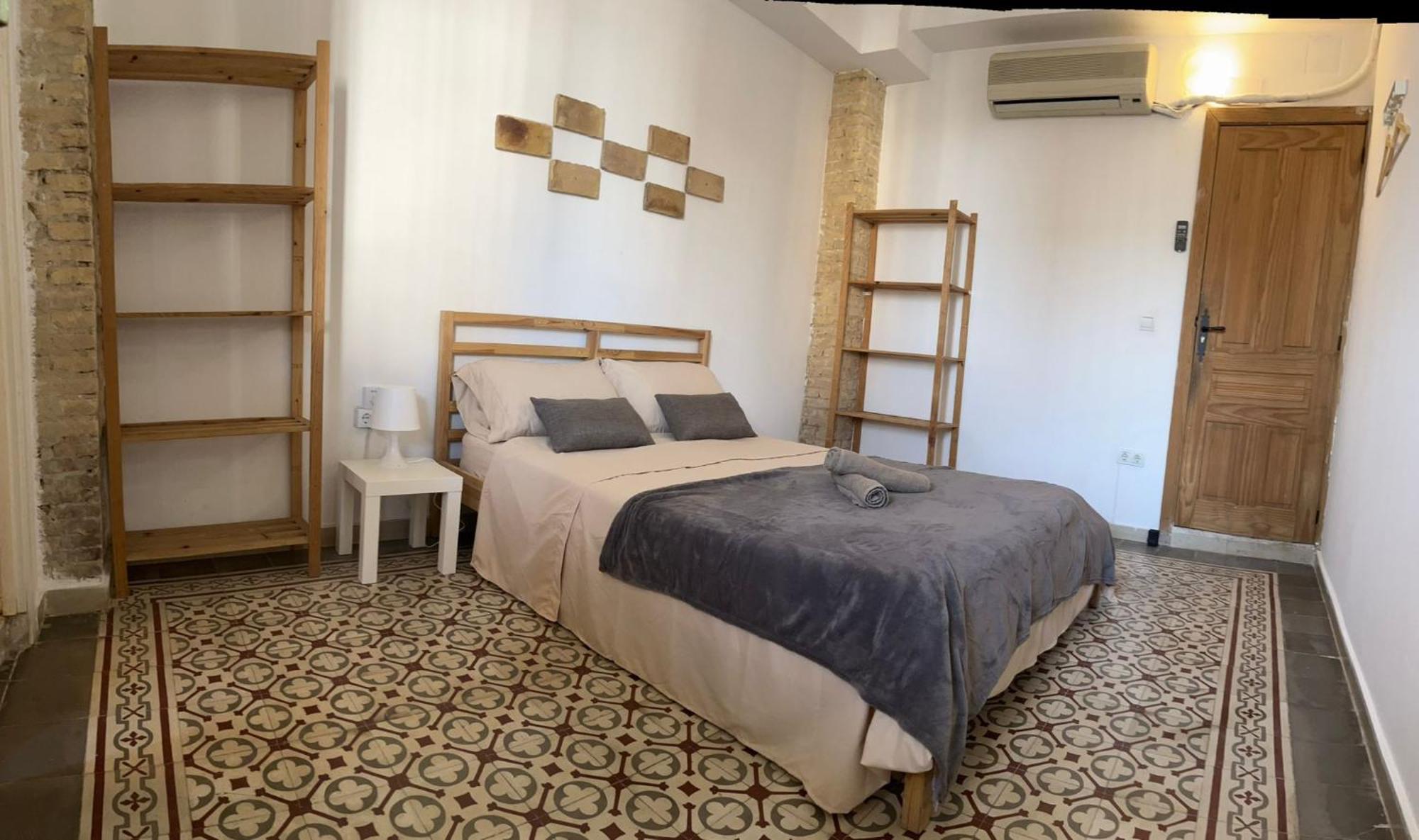 Kiwi Rooms Auto Check-In Valencia Room photo